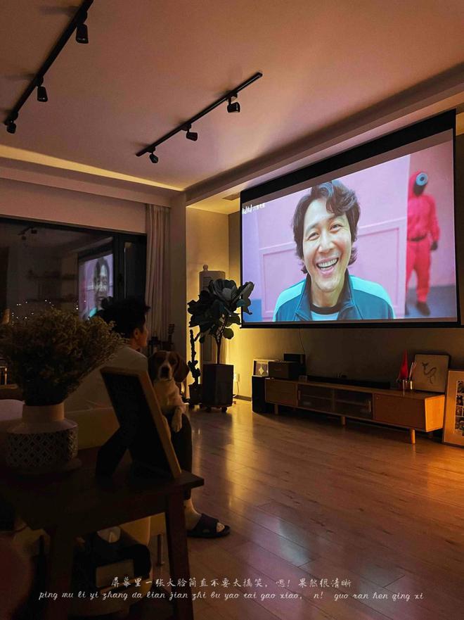 美女把客厅爆改成影院 再也不用费钱出去看电影